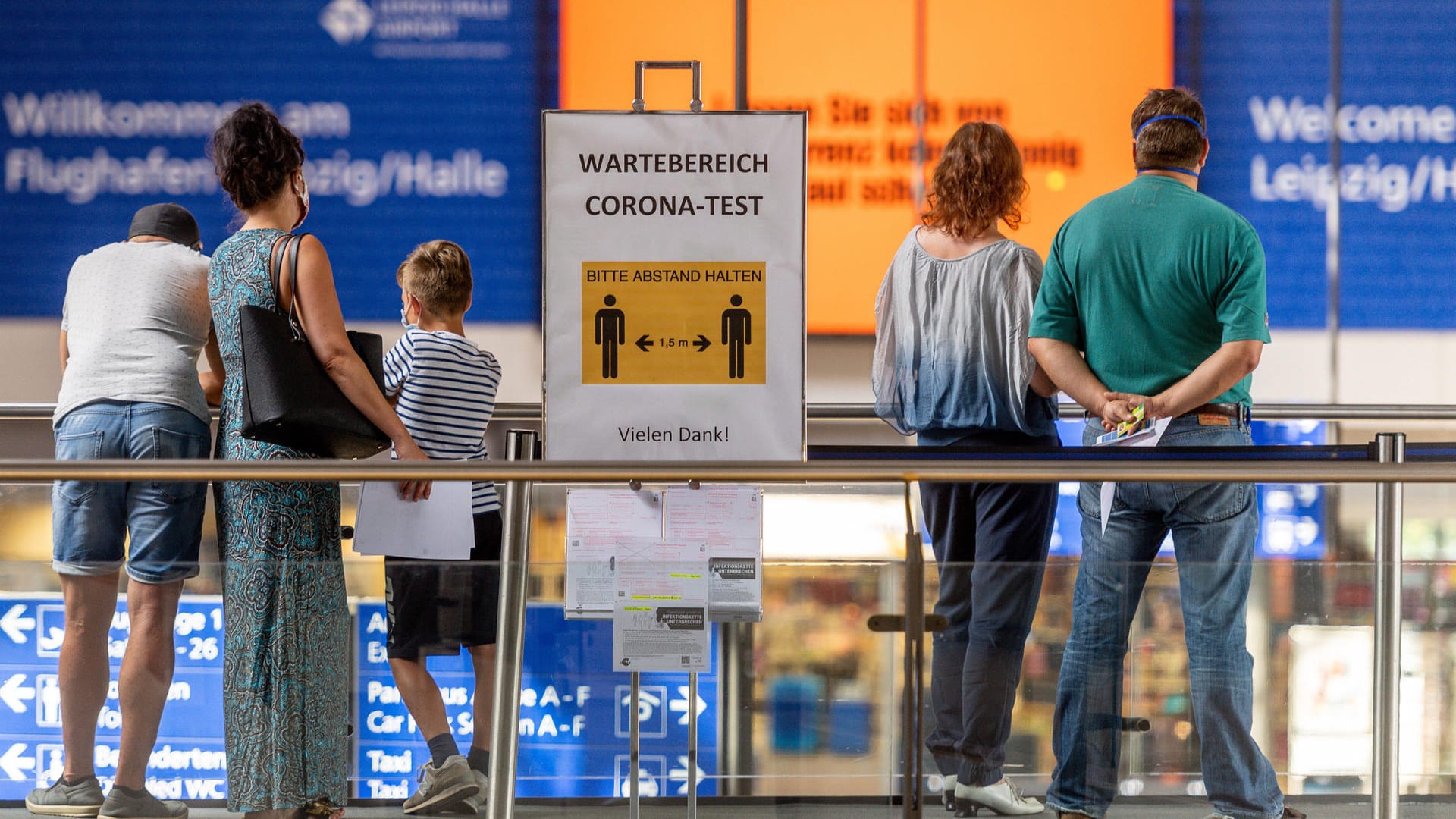 Personen warten am Flughafen Leipzig-Halle auf einen Corona-Test: Eigentlich sollte die Teststation Ende Oktober geschlossen werden.