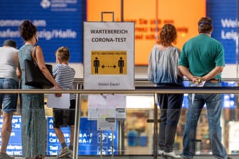 Personen warten am Flughafen Leipzig-Halle auf einen Corona-Test: Eigentlich sollte die Teststation Ende Oktober geschlossen werden.