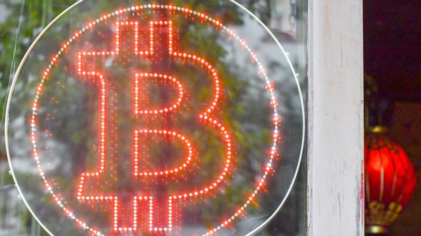 Ein Bitcoin-Logo in einem Schaufenster einer Kneipe im Kreuzberger Graefekiez.