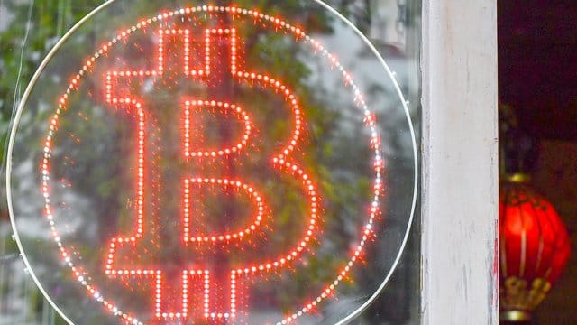 Ein Bitcoin-Logo in einem Schaufenster einer Kneipe im Kreuzberger Graefekiez. Ein Bitcoin-Logo in einem Schaufenster einer Kneipe im Kreuzberger Graefekiez.