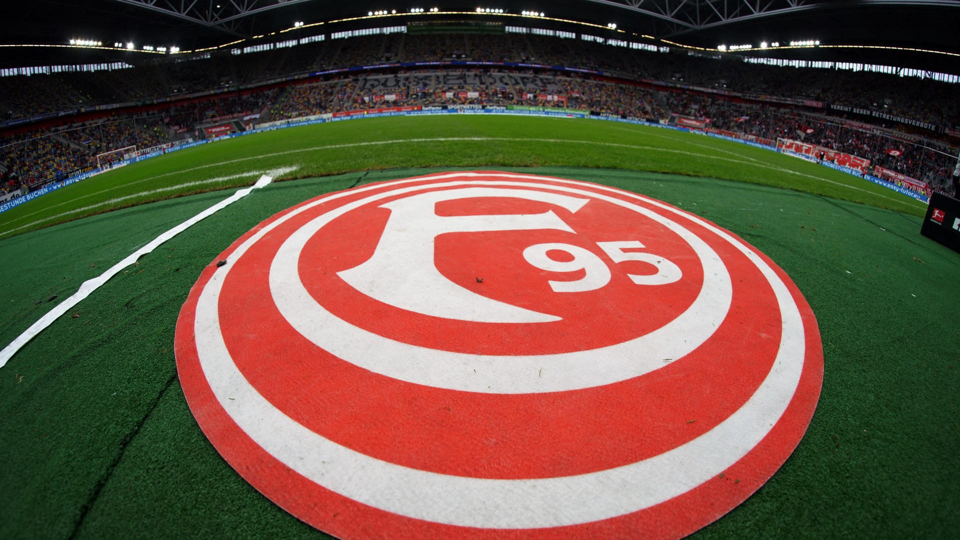 Das Wappen von Fortuna Düsseldorf ist auf einem Spielfeld zu sehen (Symbolbild): Ein Spieler des Klubs hat sich mit Corona infiziert.