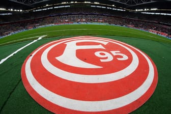 Das Wappen von Fortuna Düsseldorf ist auf einem Spielfeld zu sehen (Symbolbild): Ein Spieler des Klubs hat sich mit Corona infiziert.