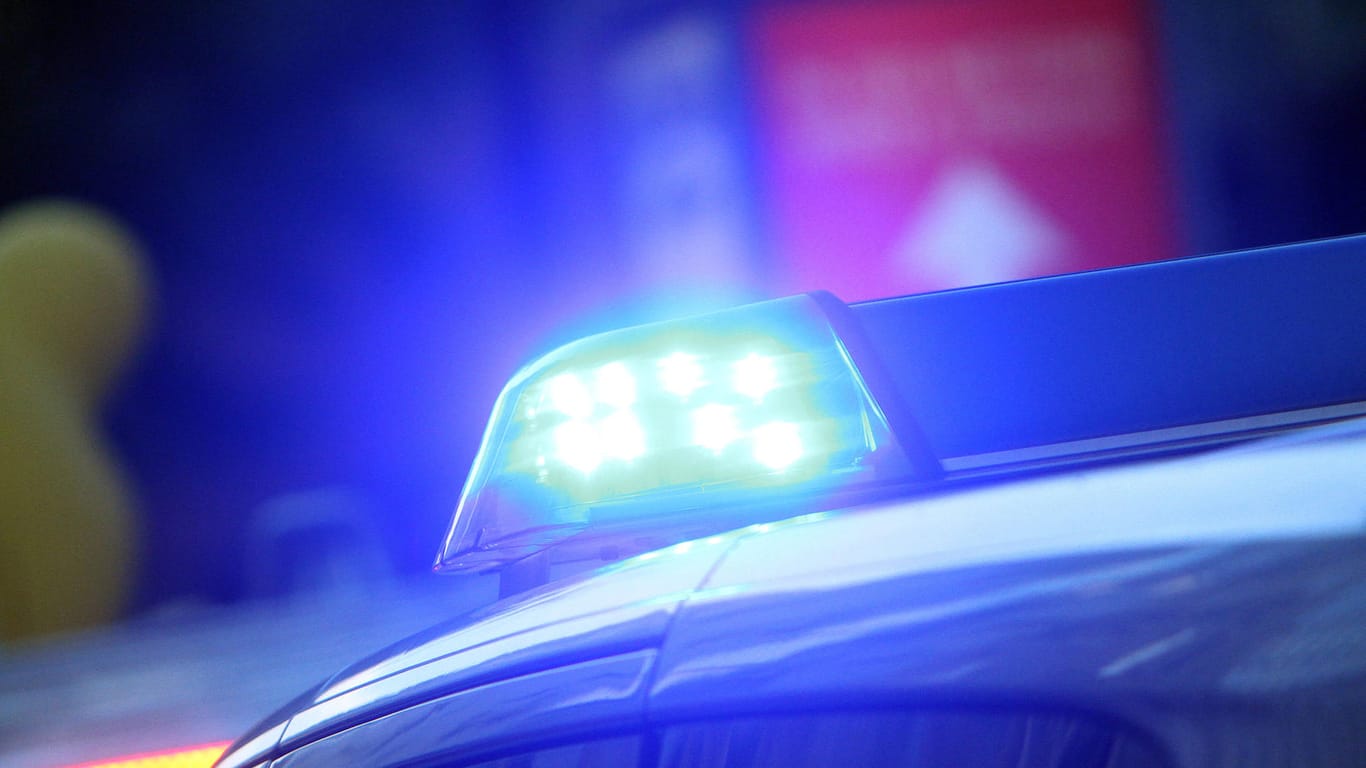 Einsatzwagen der Polizei mit Blaulicht (Symbolbild): Am Samstagabend wurde ein Mann in Hamburg durch einen Messerstich lebensgefährlich verletzt