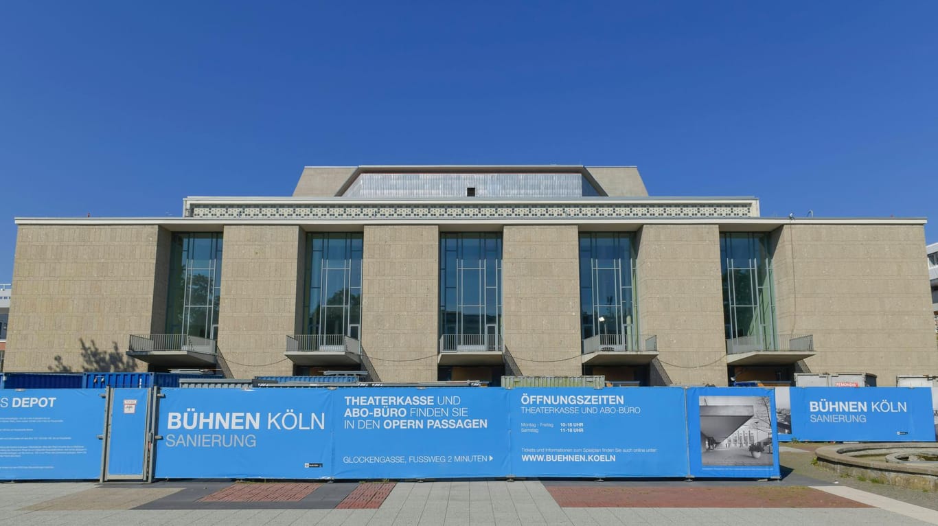 Blick auf die Kölner Oper am Offenbachplatz (Archivbild): Die Sanierung des Gebäudes wird für den Steuerzahler immer teurer.