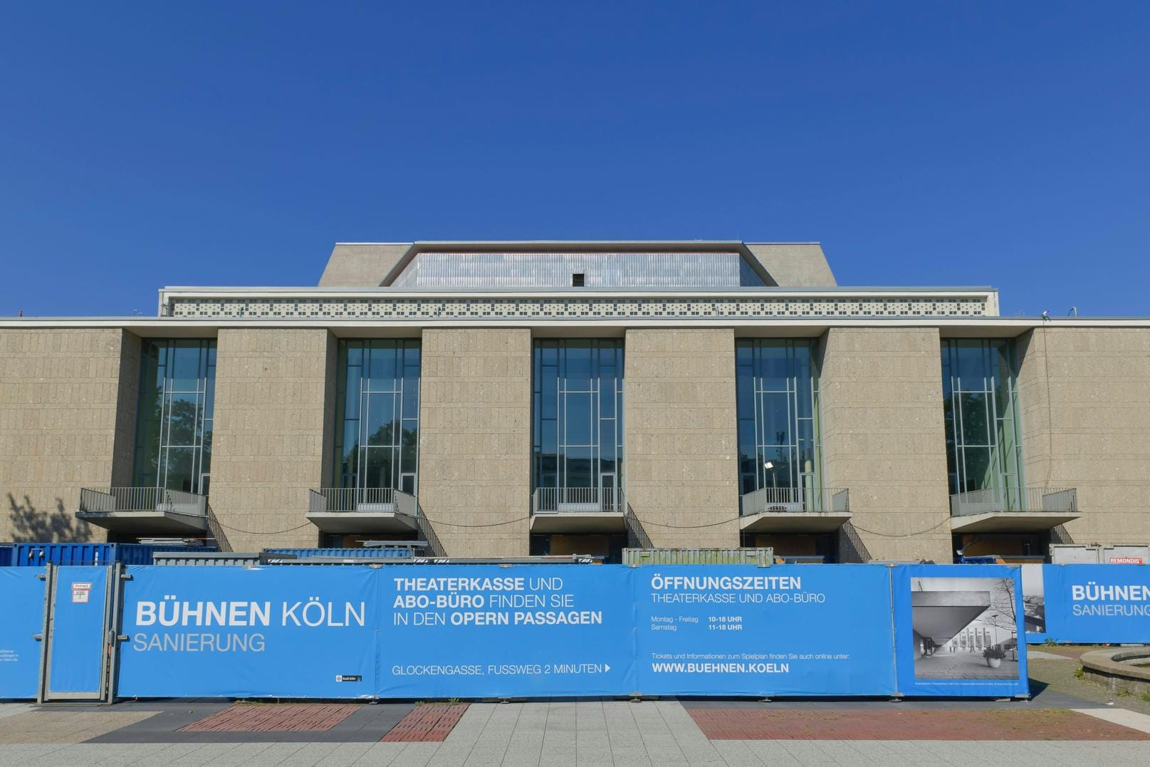 Blick auf die Kölner Oper am Offenbachplatz (Archivbild): Die Sanierung des Gebäudes wird für den Steuerzahler immer teurer.