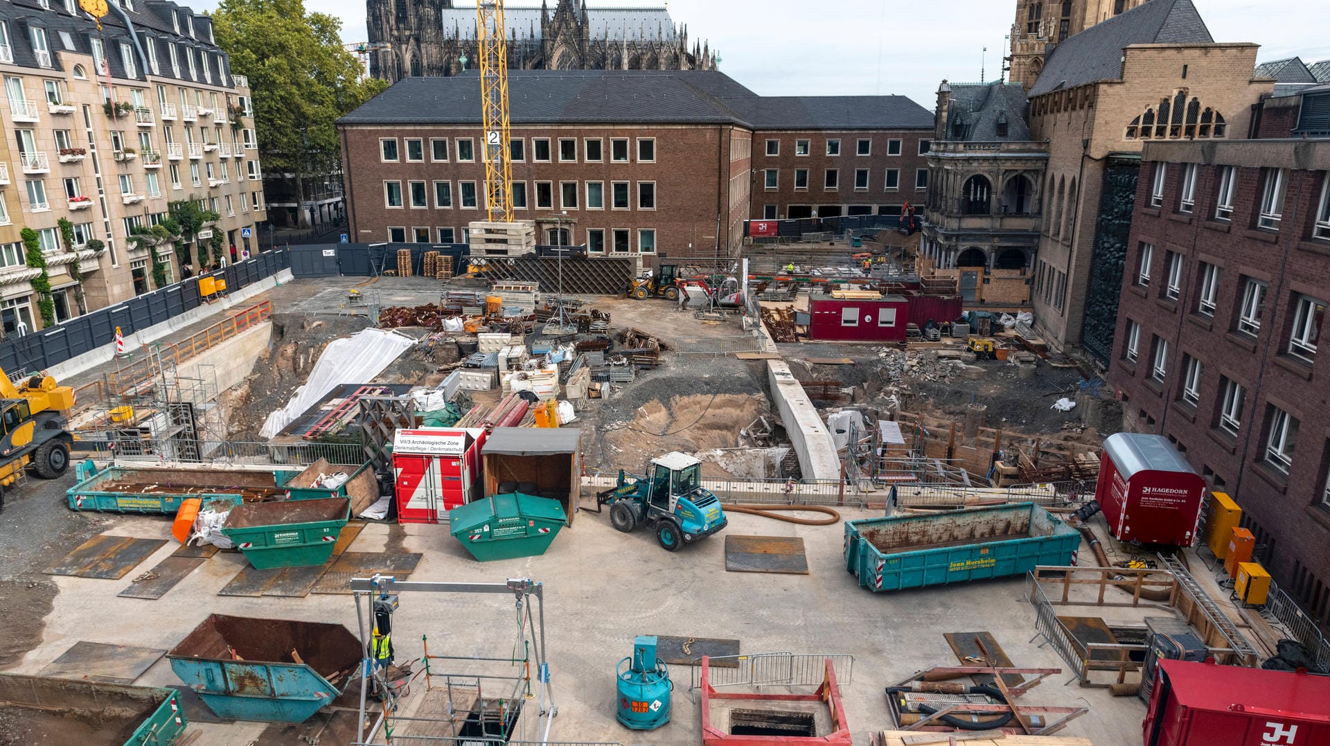 Die Baustelle des Jüdischen Museums MIQUA im archäologischen Quartier aus der zweiten Etage des Wallraf-Richartz-Museums aufgenommen (Archivbild): Die Kosten für das Projekt steigen immer weiter.