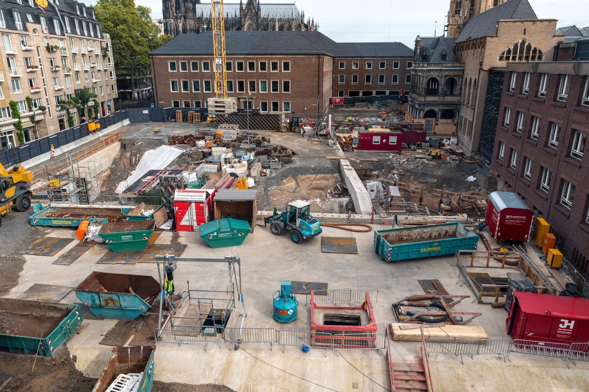 Die Baustelle des Jüdischen Museums MIQUA im archäologischen Quartier aus der zweiten Etage des Wallraf-Richartz-Museums aufgenommen (Archivbild): Die Kosten für das Projekt steigen immer weiter.