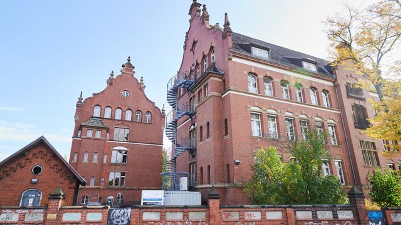 Ein Gebäude des Robert Koch-Institutes in der General-Pape-Straße, das laut Polizei am Wochenende mit Flaschen und Brandsätzen beworfen wurde.