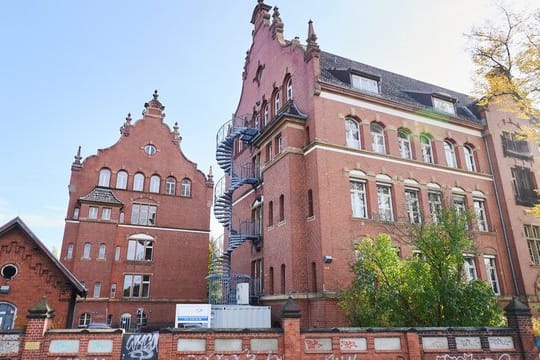 Ein Gebäude des Robert Koch-Institutes in der General-Pape-Straße, das laut Polizei am Wochenende mit Flaschen und Brandsätzen beworfen wurde.