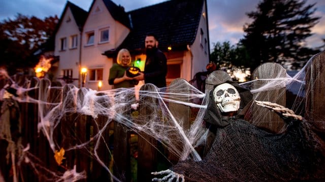 Einfach zum Gruseln: Wer am Haus von Marleen Salewski und Julian Witte entlang kommt, muss sich an Skeletten und Spinnweben vorbeitrauen.