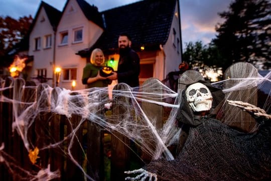 Einfach zum Gruseln: Wer am Haus von Marleen Salewski und Julian Witte entlang kommt, muss sich an Skeletten und Spinnweben vorbeitrauen.