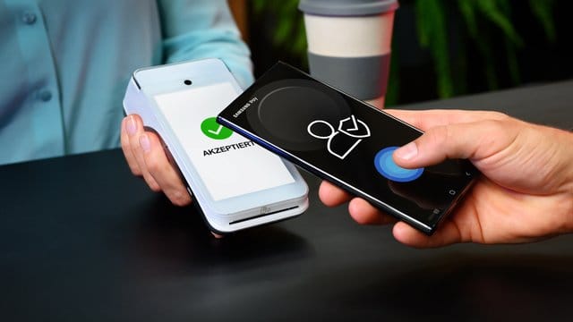 Das Smartphone kurz ans Terminal halten und schon ist bezahlt. Das Smartphone kurz ans Terminal halten und schon ist bezahlt.