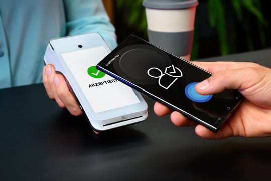 Das Smartphone kurz ans Terminal halten und schon ist bezahlt.