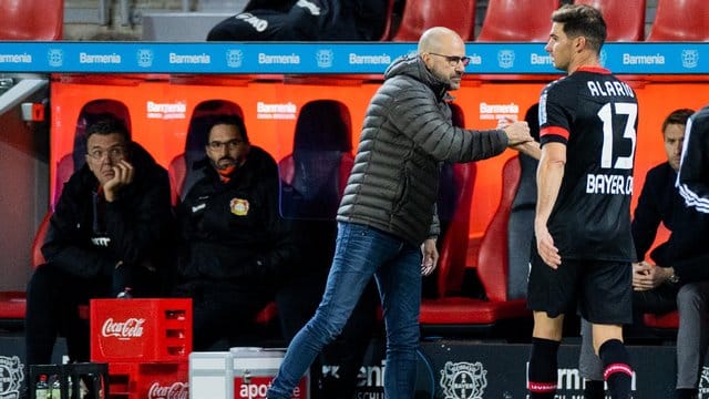 Leverkusens Trainer Peter Bosz (l) hat in Lucas Alario derzeit nur einen Mittelstürmer.