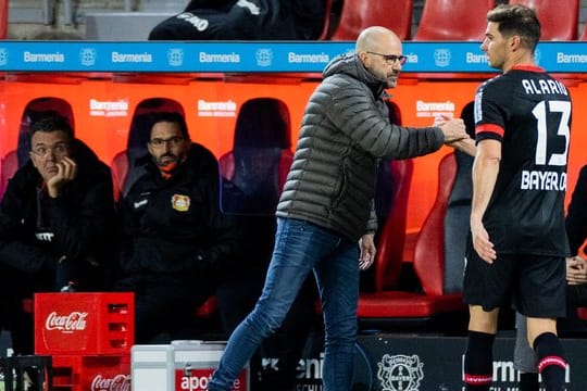 Leverkusens Trainer Peter Bosz (l) hat in Lucas Alario derzeit nur einen Mittelstürmer.