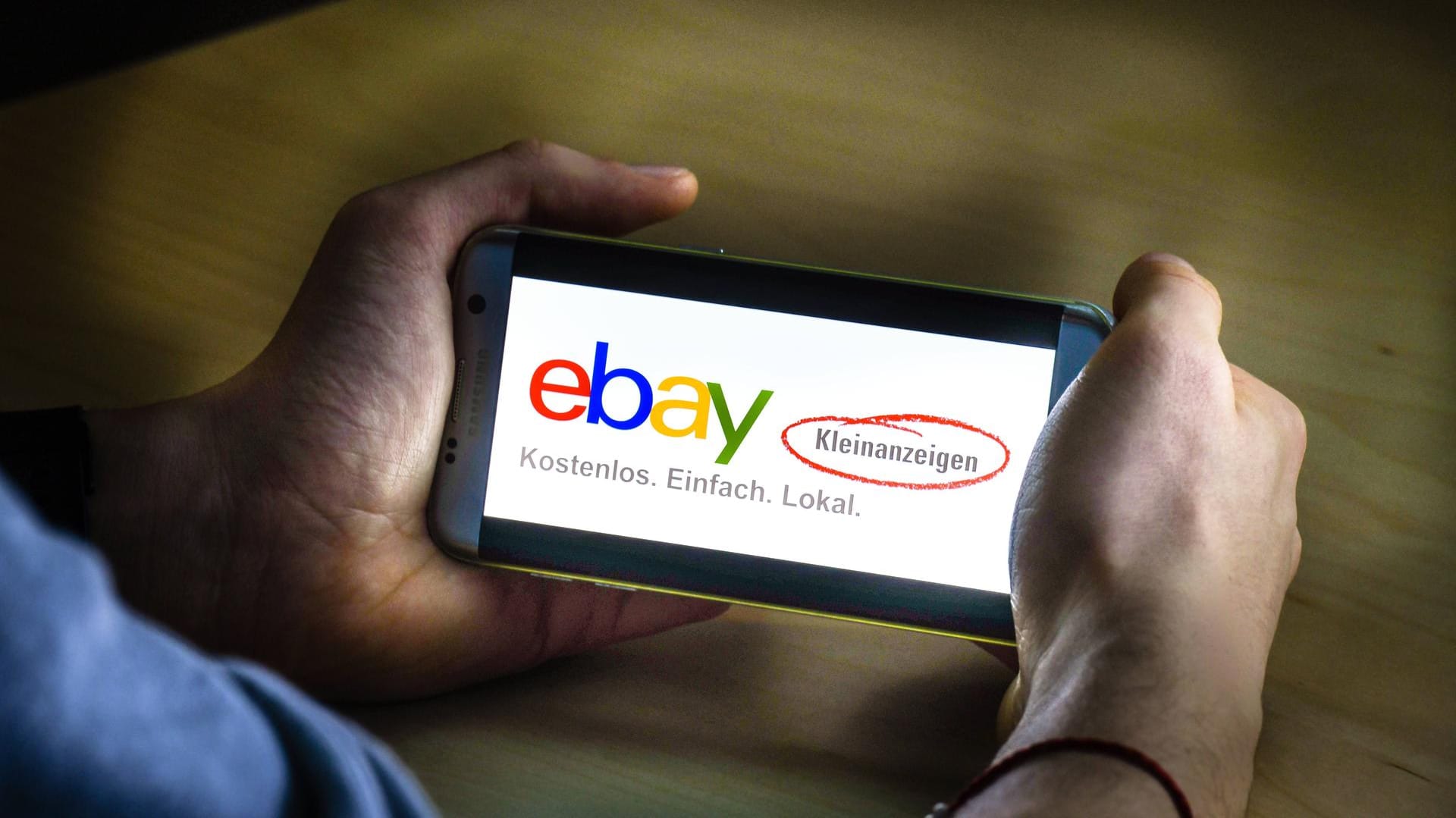 Das Logo von Ebay-Kleinanzeigen auf einem Smartphone: Verbraucherschützer warnen vor einer Betrugsmasche.