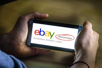Das Logo von Ebay-Kleinanzeigen auf einem Smartphone: Verbraucherschützer warnen vor einer Betrugsmasche.