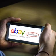Das Logo von Ebay-Kleinanzeigen auf einem Smartphone: Verbraucherschützer warnen vor einer Betrugsmasche.