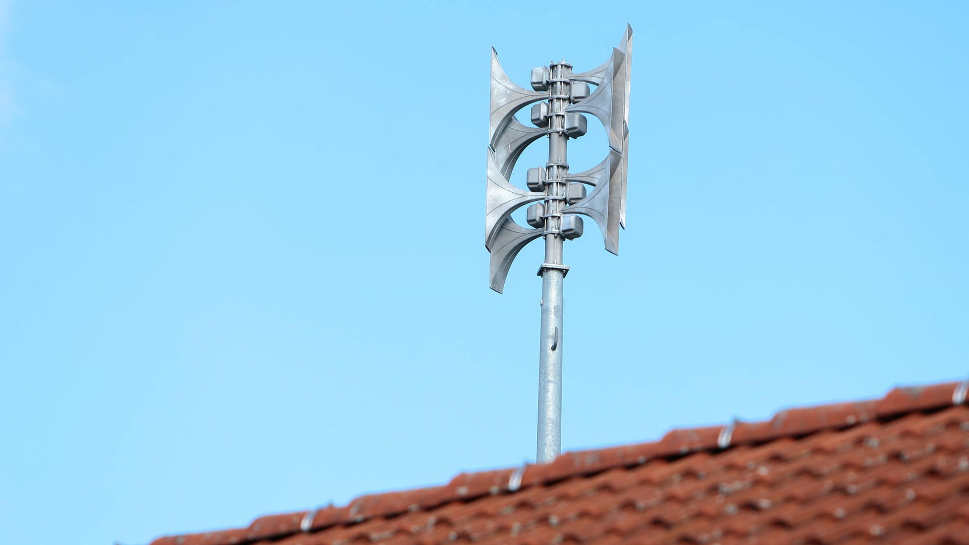 Sirenen auf einem Dach (Symbolbild): Wegen eines technischen Defekts haben Sirenen in Karlsruhe Alarm geschlagen.