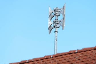Sirenen auf einem Dach (Symbolbild): Wegen eines technischen Defekts haben Sirenen in Karlsruhe Alarm geschlagen.