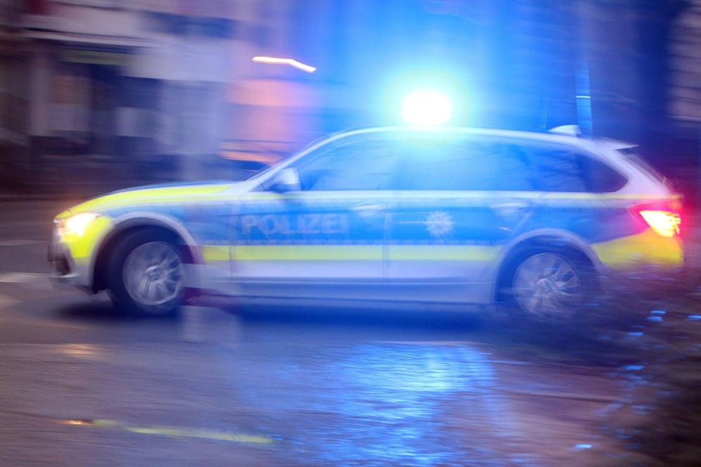 Einsatzwagen der Polizei mit Blaulicht (Symbolbild): In Bonn hat die Polizei gleich zwei Fahrer wegen Drogen aus dem Verkehr gezogen.