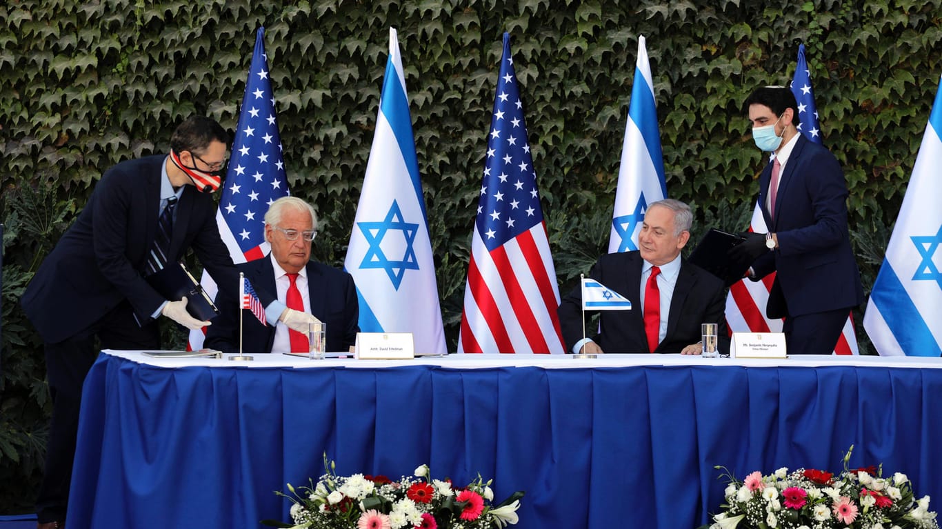 Benjamin Netanjahu und der US-Botschafter David Friedman unterzeichnen bei einer feierlichen Zeremonie in der Universität Ariel im Westjordanland ein Abkommen zur Wissenschaftskooperation.