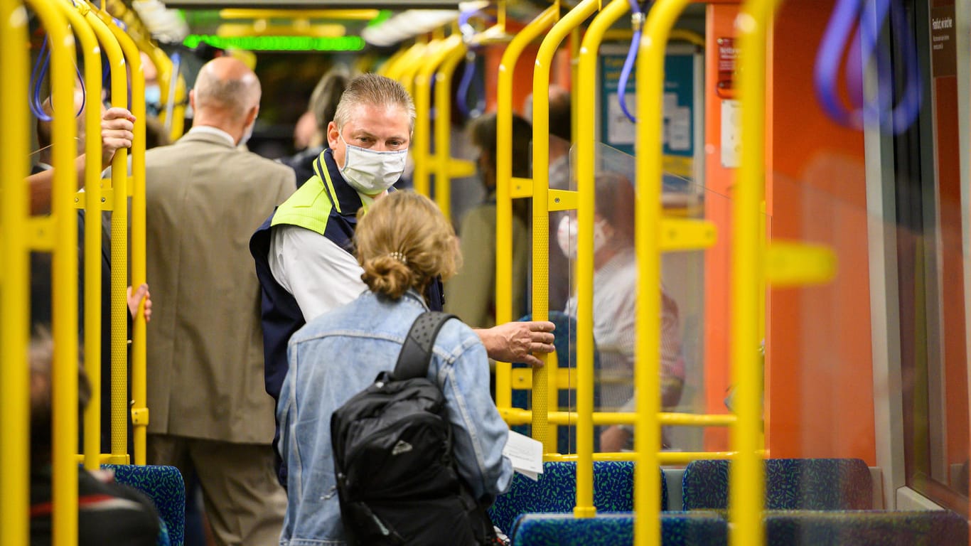 Ein Mitarbeiter der VGF kontrolliert die Einhaltung der Maskenpflicht in einer Bahn in Frankfurt (Archivbild): Die VGF setzt auf neue Maßnahmen für mehr Sicherheit in Corona-Zeiten.