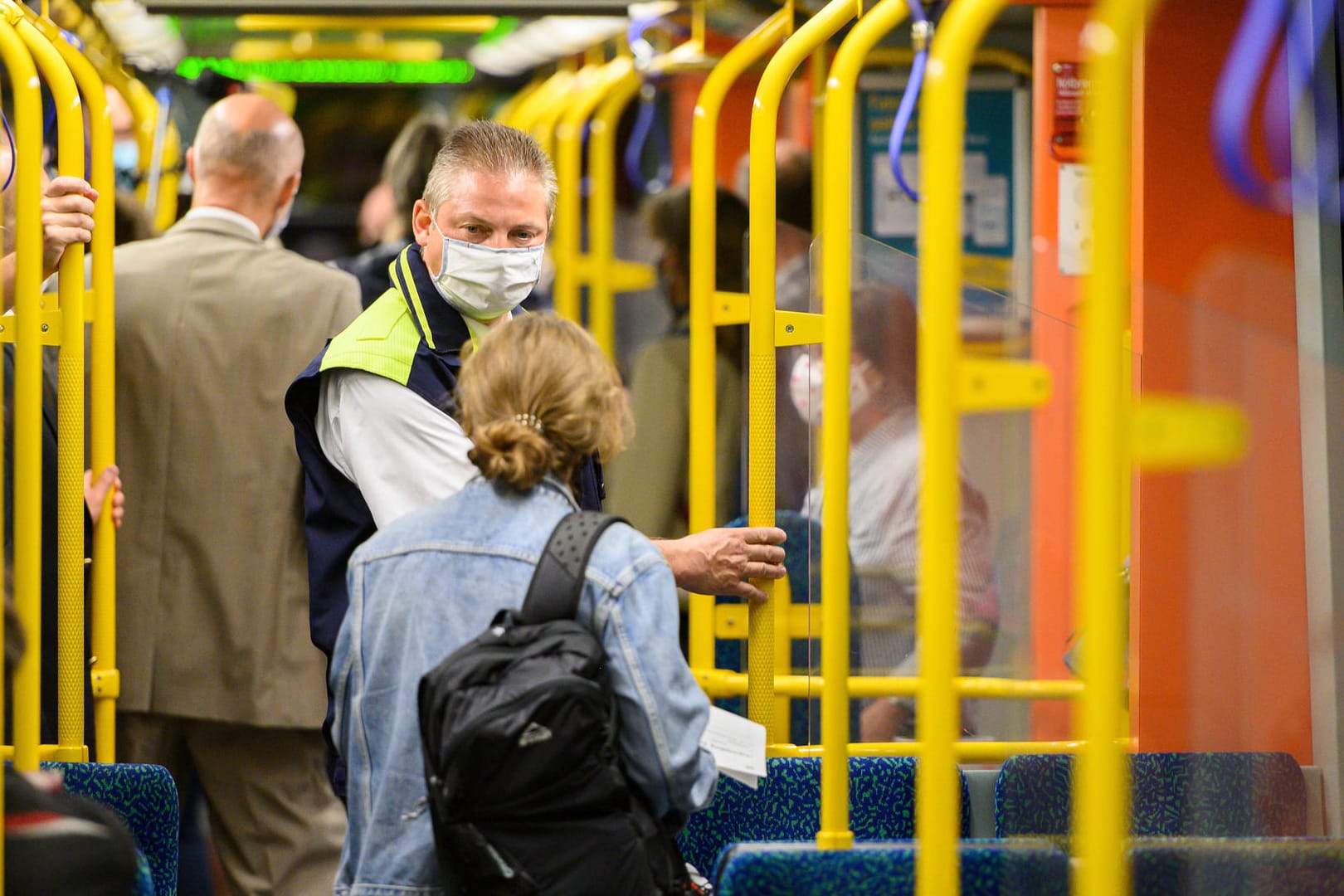 Ein Mitarbeiter der VGF kontrolliert die Einhaltung der Maskenpflicht in einer Bahn in Frankfurt (Archivbild): Die VGF setzt auf neue Maßnahmen für mehr Sicherheit in Corona-Zeiten.