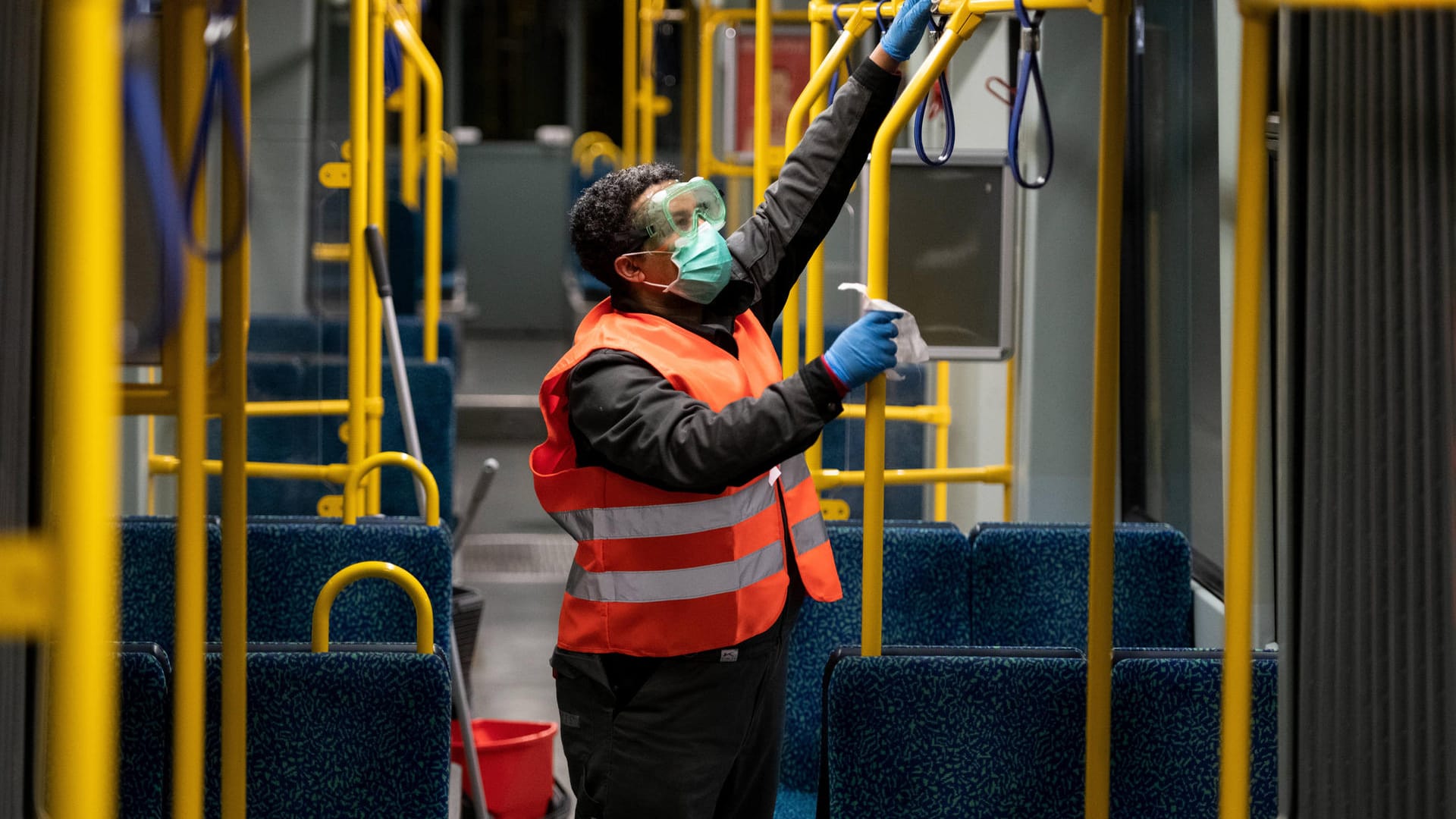 Ein Mann desinfiziert eine Frankfurter U-Bahn (Archivbild): In Zukunft soll das noch öfter geschehen.