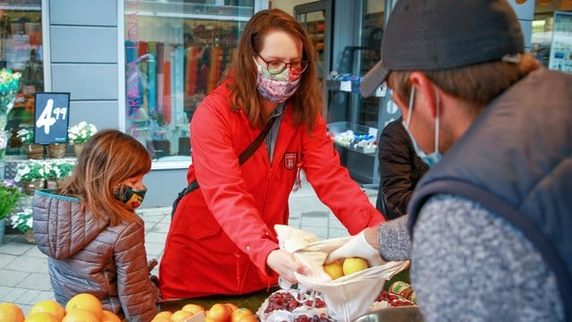 Nicht nur beim Einkaufen gilt: Die richtige Sprechtechnik hilft, damit man trotz Maske gut verstanden wird. Nicht nur beim Einkaufen gilt: Die richtige Sprechtechnik hilft, damit man trotz Maske gut verstanden wird.