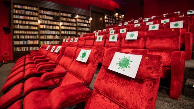 Corona-Zeiten: Stark reduziertes Sitzplatzangebot in einem Kinosaal. Corona-Zeiten: Stark reduziertes Sitzplatzangebot in einem Kinosaal.