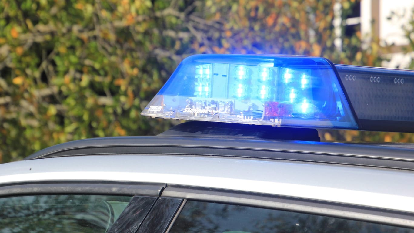 Blaulicht auf einen Polizeifahrzeug (Symbolbild): Ein Fahrer wurde nach der Flucht vor der Polizei geschnappt.