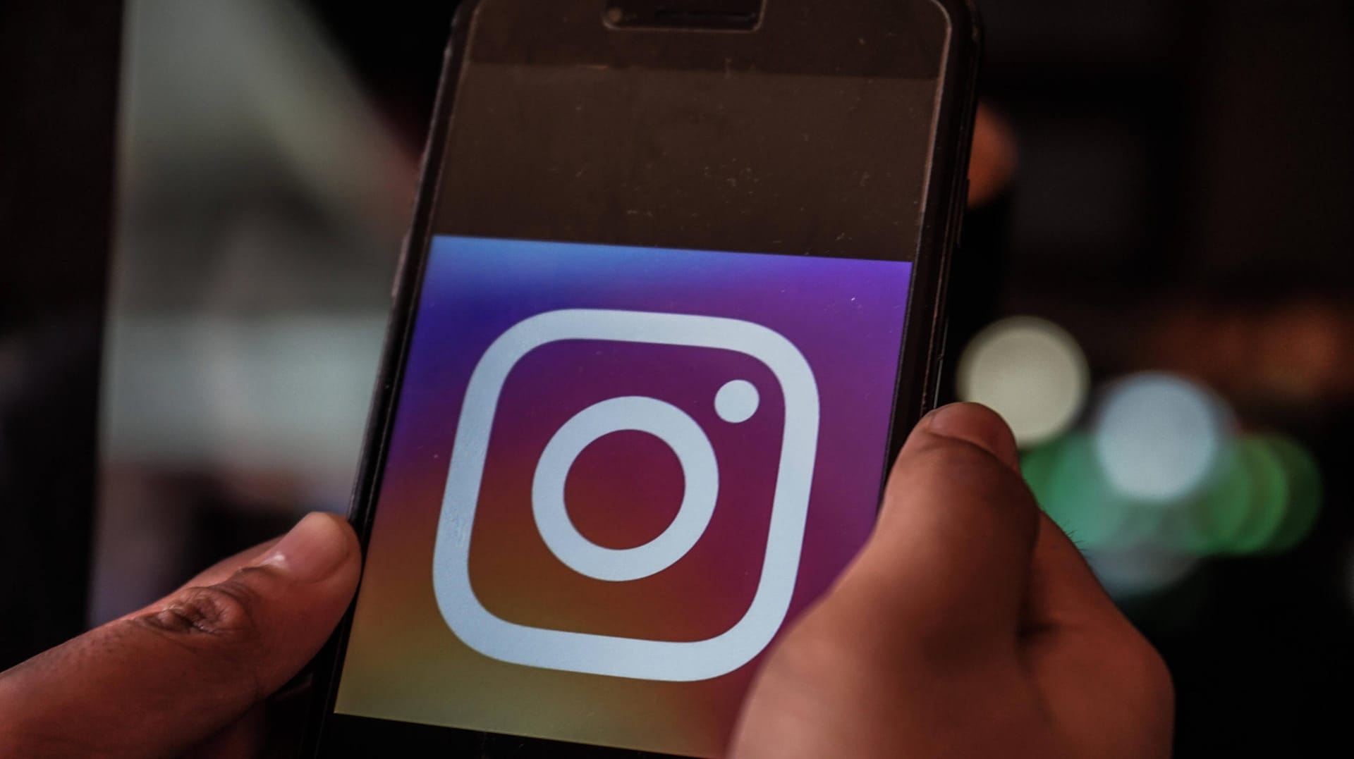Das Logo von Instagram auf einem Smartphone (Symbolbild): Instagram passt seine Richtlinien für Nacktfotos an. Das Logo von Instagram auf einem Smartphone (Symbolbild): Instagram passt seine Richtlinien für Nacktfotos an.