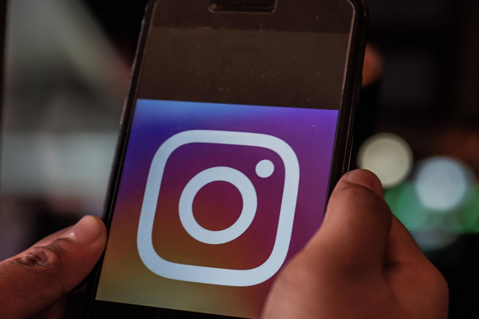 Das Logo von Instagram auf einem Smartphone (Symbolbild): Instagram passt seine Richtlinien für Nacktfotos an.