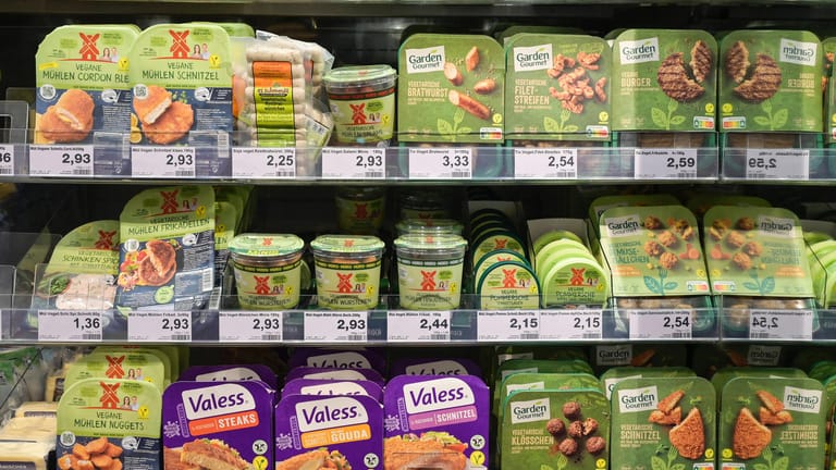 Vegetarische Fleischersatzprodukte in einem deutschen Supermarkt: Die Produkte werden laut Daniel Anthes geschmacklich immer besser und dadurch attraktiver.