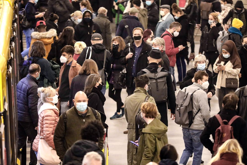 Maskenpflicht U-Bahn Berlin: Die bisherigen Maßnahmen reichen offenbar nicht aus – die Corona-Zahlen steigen weiter an.