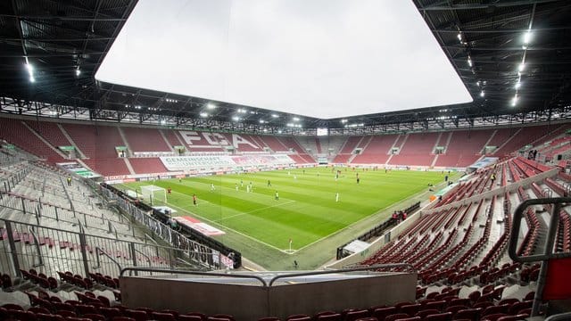 Bund und Länder wollen angesichts dramatisch steigender Corona-Infektionszahlen den Profisport im November nur noch ohne Zuschauer zulassen. Bund und Länder wollen angesichts dramatisch steigender Corona-Infektionszahlen den Profisport im November nur noch ohne Zuschauer zulassen.