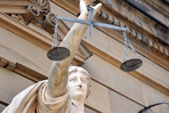 Wer beim Abschluss einer Versicherung falsche Angaben macht, handelt laut einem Gerichtsurteil arglistig.