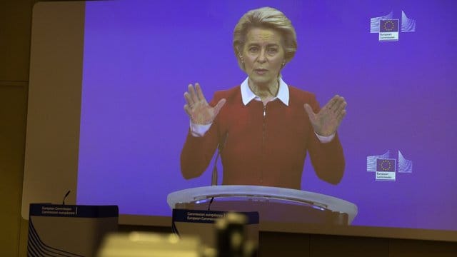 EU-Kommissionspräsidentin Ursula von der Leyen spricht per Videokonferenz in einen Presseraum im EU-Hauptquartier.