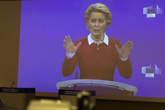 EU-Kommissionspräsidentin Ursula von der Leyen spricht per Videokonferenz in einen Presseraum im EU-Hauptquartier.