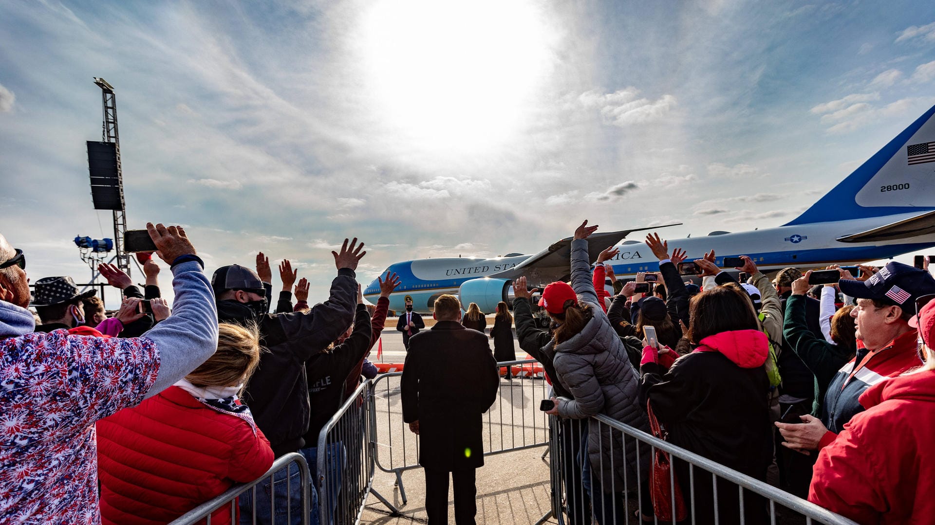 Hello Mr President: Unterstützer von Donald Trump vor der Air Force One im US-Bundesstaat New Hampshire.