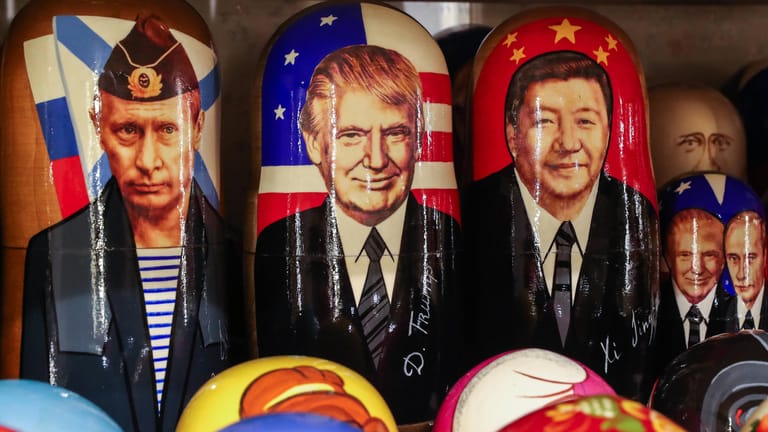 Mächtige Abbilder: Russische Puppen in St. Petersburg mit den Portraits von Wladimir Putin, Donald Trump und Xi Jinping.