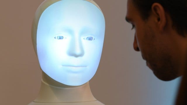 Roboter "Alfie", eine Moral Choice Machine, an der TU Darmstadt.
