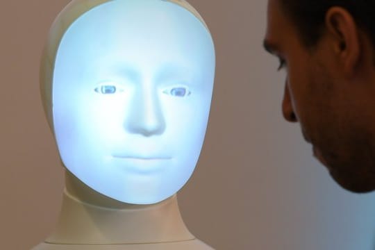 Roboter "Alfie", eine Moral Choice Machine, an der TU Darmstadt.