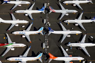 Boeing-737-Max-Jets am Boden (Symbolbild): Der Flugzeugbauer streicht Tausende Stellen.