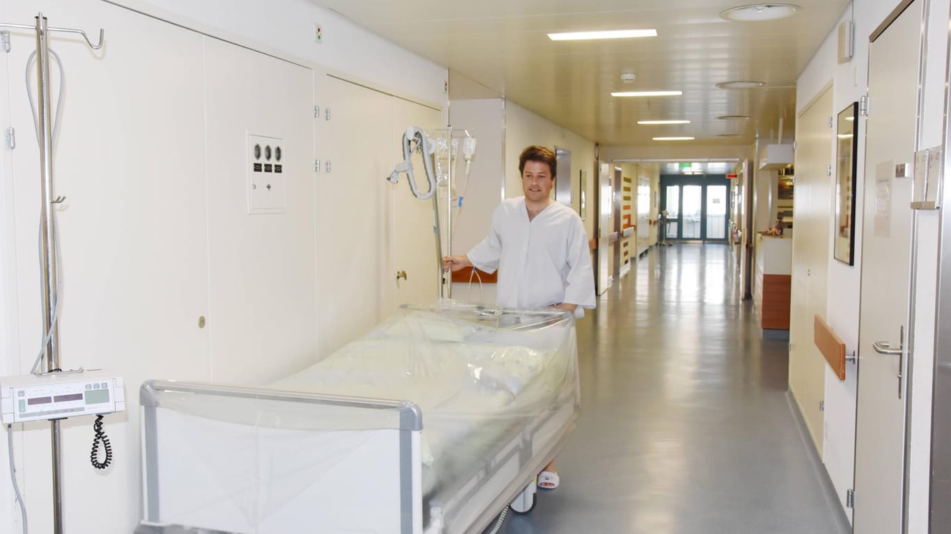 Flur eines Krankenhauses (Symbolbild): In Erfurt dürfen Patienten keinen Besuch mehr im Krankenhaus empfangen.