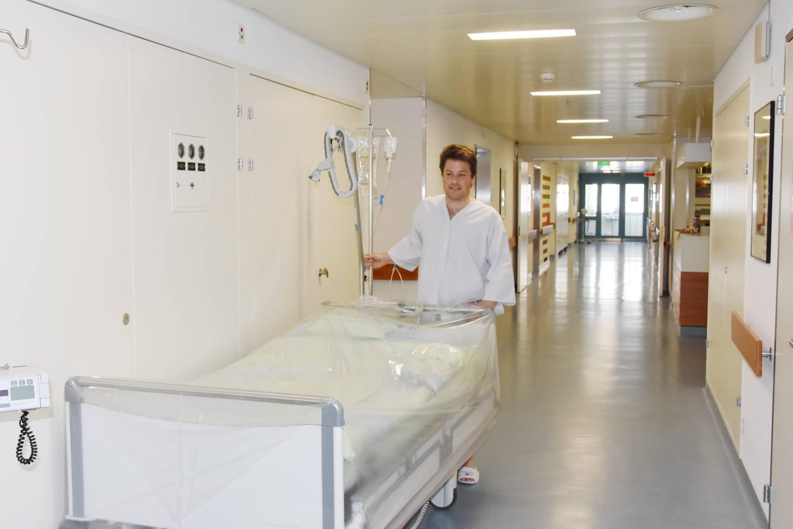 Flur eines Krankenhauses (Symbolbild): In Erfurt dürfen Patienten keinen Besuch mehr im Krankenhaus empfangen.