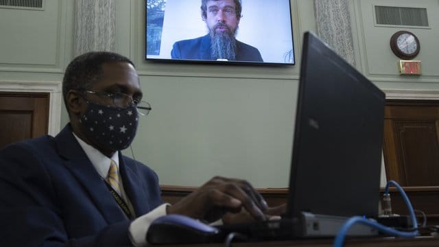 Jack Dorsey (oben im Bild), Mitgründer und Vorsitzender von Twitter, spricht per Videoübertragung während einer Anhörung der Chefs von Facebook, Google und Twitter im Handelsausschuss des US-Senats. Jack Dorsey (oben im Bild), Mitgründer und Vorsitzender von Twitter, spricht per Videoübertragung während einer Anhörung der Chefs von Facebook, Google und Twitter im Handelsausschuss des US-Senats.