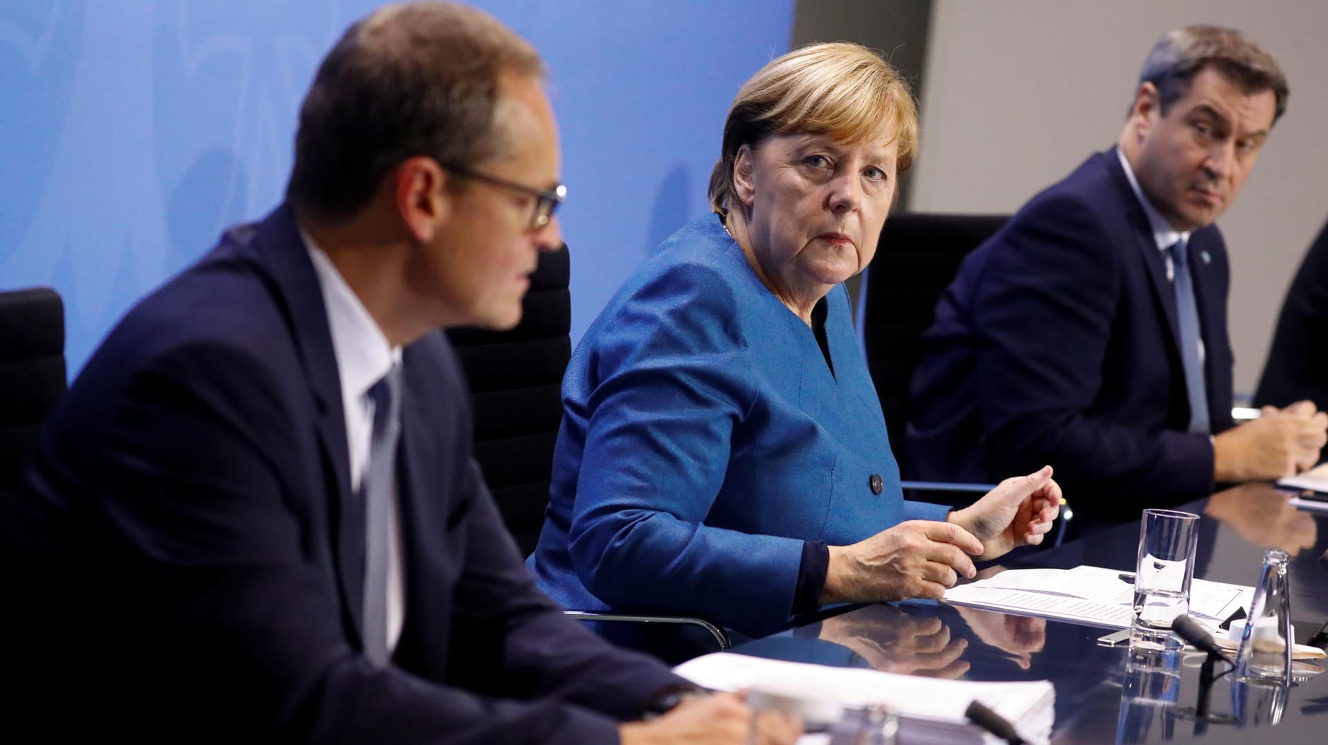 Kanzlerin Merkel, Berlins Bürgermeister Michael Müller und Bayerns Ministerpräsident Markus Söder: "Deshalb ist das heute ein schwerer Tag, auch für politische Entscheidungsträger", sagte die Kanzlerin.