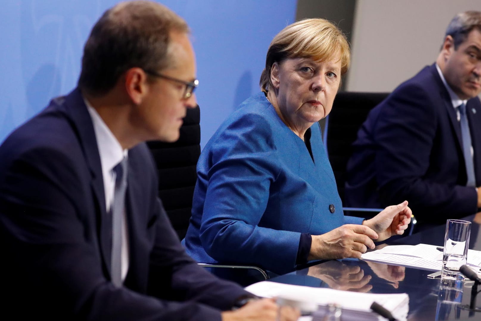 Kanzlerin Merkel, Berlins Bürgermeister Michael Müller und Bayerns Ministerpräsident Markus Söder: "Deshalb ist das heute ein schwerer Tag, auch für politische Entscheidungsträger", sagte die Kanzlerin.